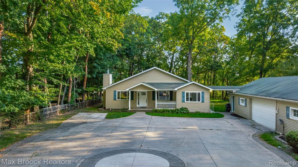 4241 S Shore Street, Waterford Charter Township, MI 48328