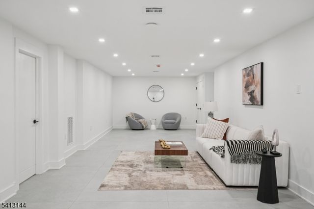 39 Billingsley Dr, Livingston Twp., NJ 07039