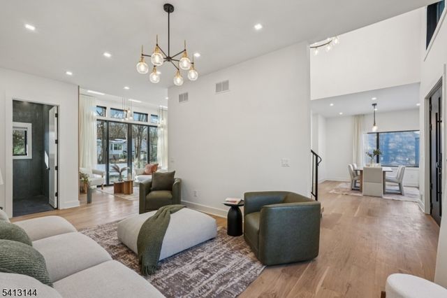 39 Billingsley Dr, Livingston Twp., NJ 07039