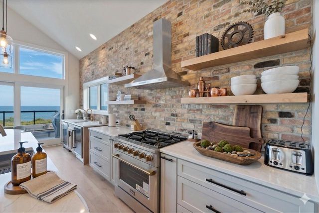 1082 Seanma Wynd, Port Washington, WI 53074