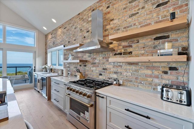 1082 Seanma Wynd, Port Washington, WI 53074