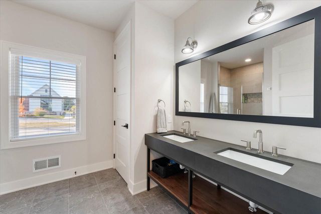 1082 Seanma Wynd, Port Washington, WI 53074