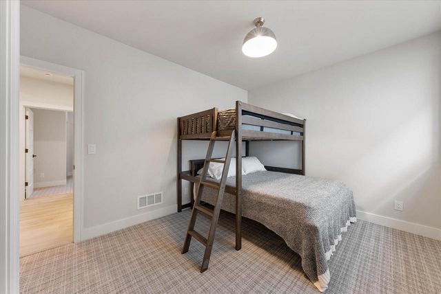 1082 Seanma Wynd, Port Washington, WI 53074