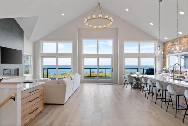 1082 Seanma Wynd, Port Washington, WI 53074