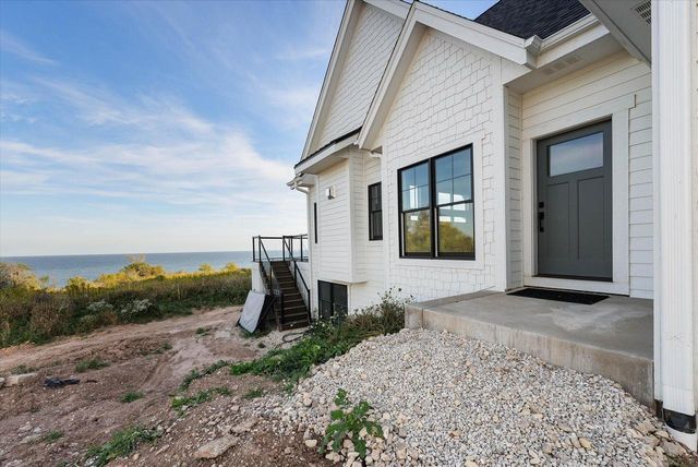 1082 Seanma Wynd, Port Washington, WI 53074