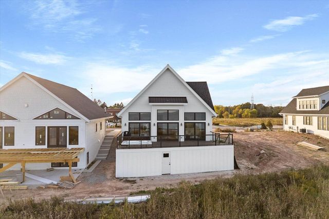 1082 Seanma Wynd, Port Washington, WI 53074