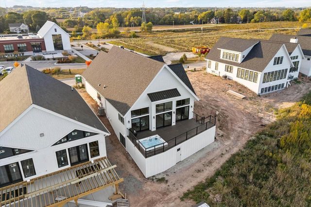 1082 Seanma Wynd, Port Washington, WI 53074