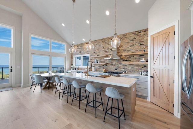 1082 Seanma Wynd, Port Washington, WI 53074