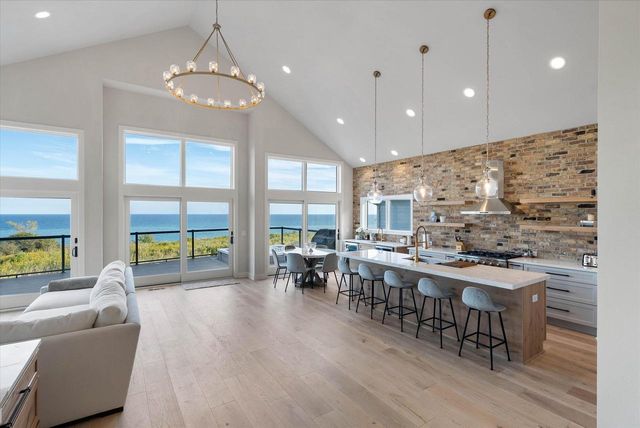 1082 Seanma Wynd, Port Washington, WI 53074