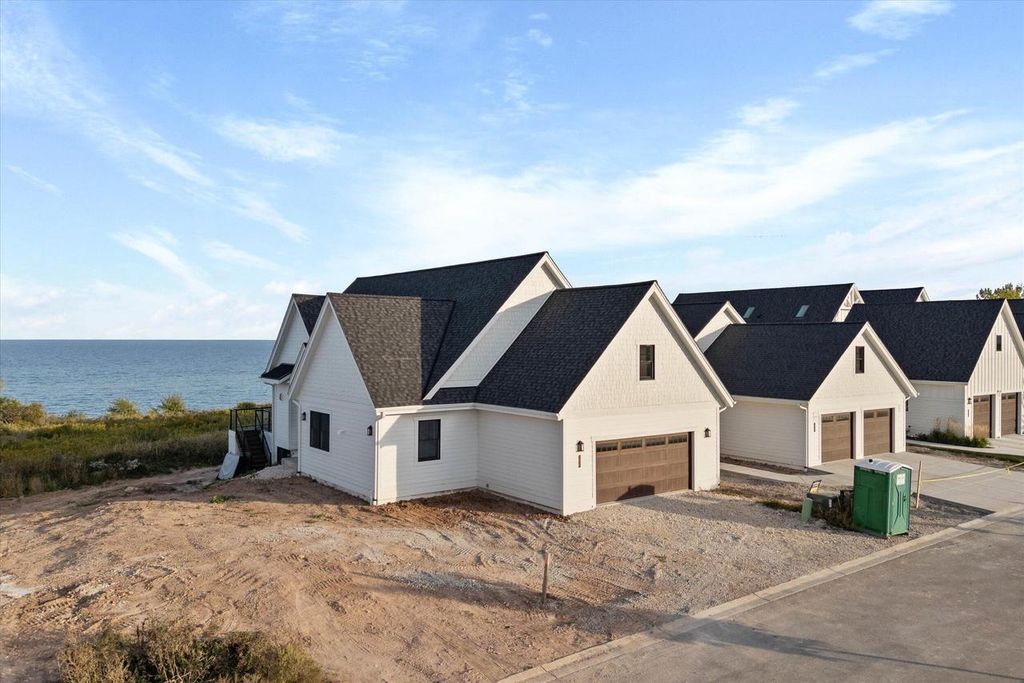 1082 Seanma Wynd, Port Washington, WI 53074