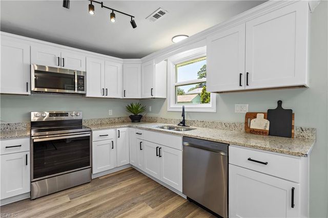 2526 Heutte DR, Norfolk, VA 23518