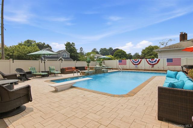 1 Geoffrey Avenue, Syosset, NY 11791