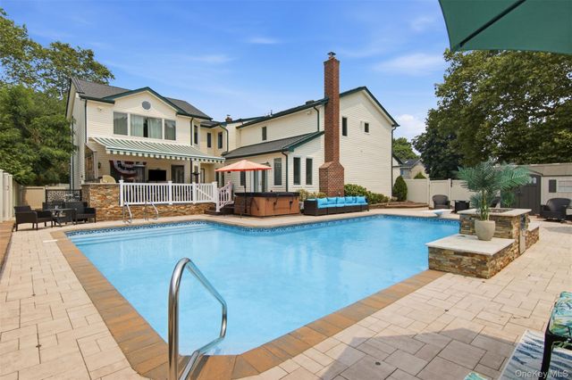 1 Geoffrey Avenue, Syosset, NY 11791