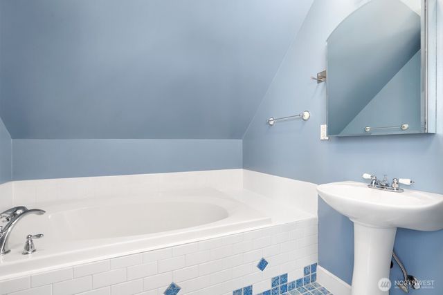 137 23rd Avenue E, Seattle, WA 98112