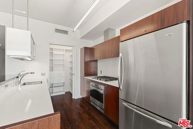 1155 S Grand Avenue 1103, Los Angeles, CA 90015