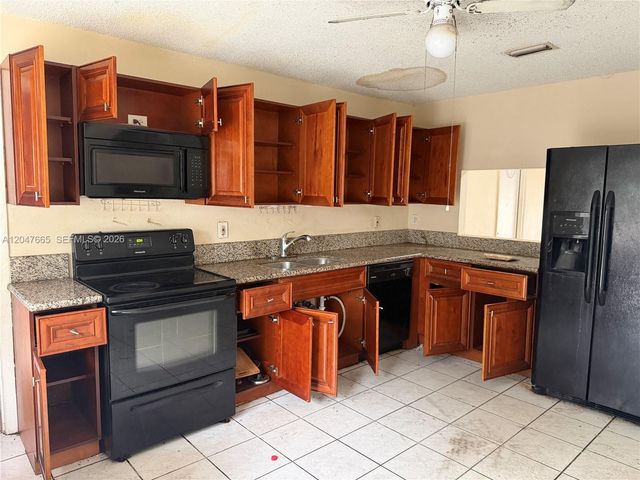 6117 Blue Grass Cir, Lake Worth, FL 33463