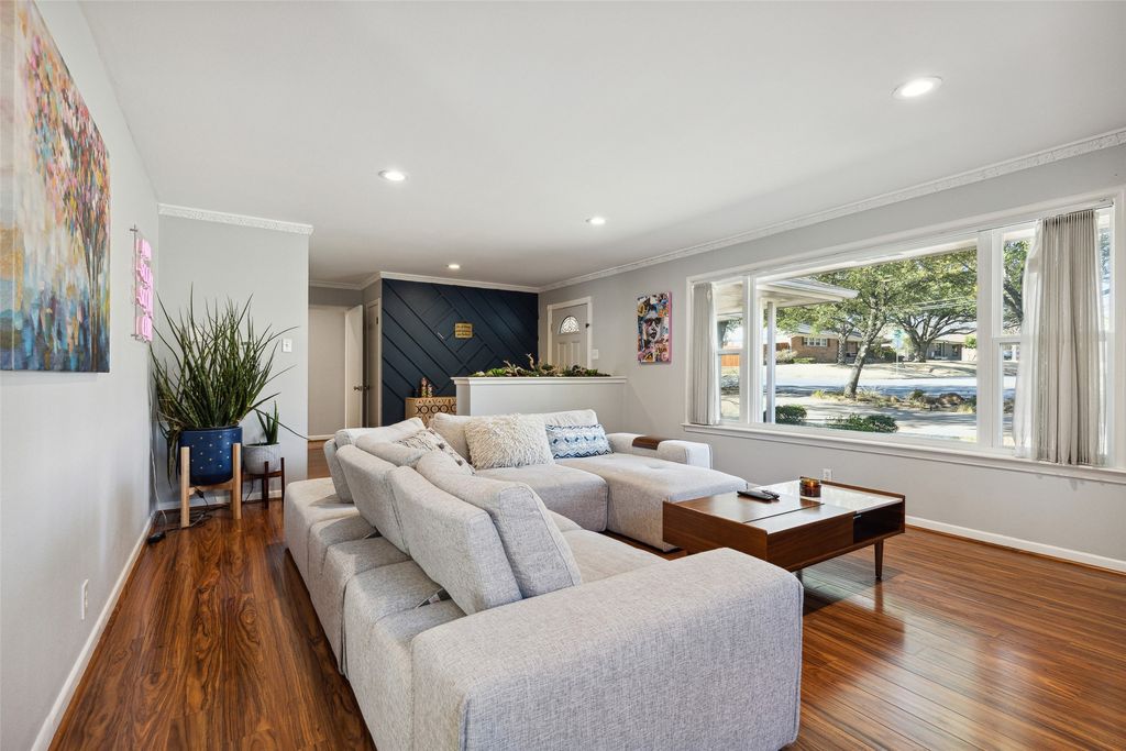 1522 Sylvan Avenue, Dallas, TX 75208