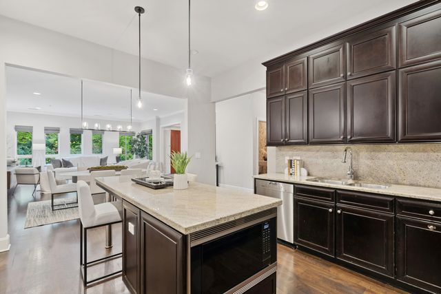409 E Benton Place 409, Chicago, IL 60601