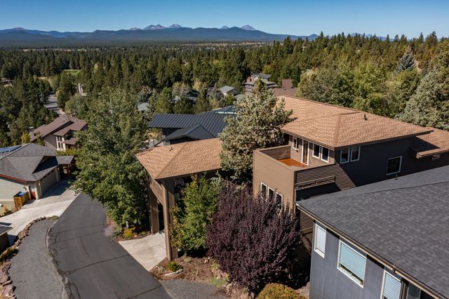 1829 SW Turnberry Place, Bend, OR 97702