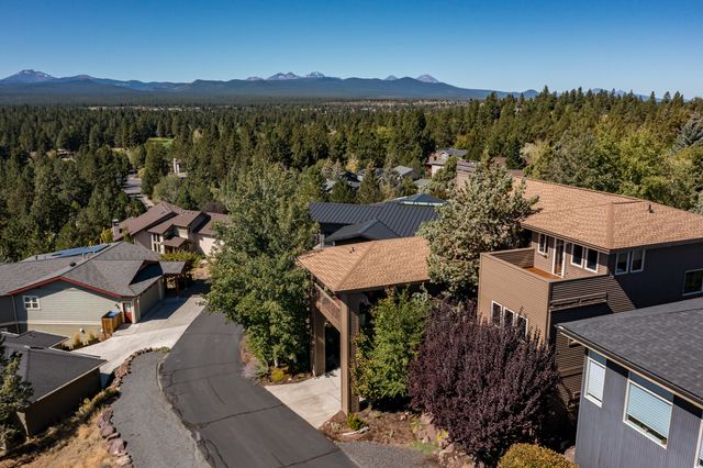 1829 SW Turnberry Place, Bend, OR 97702