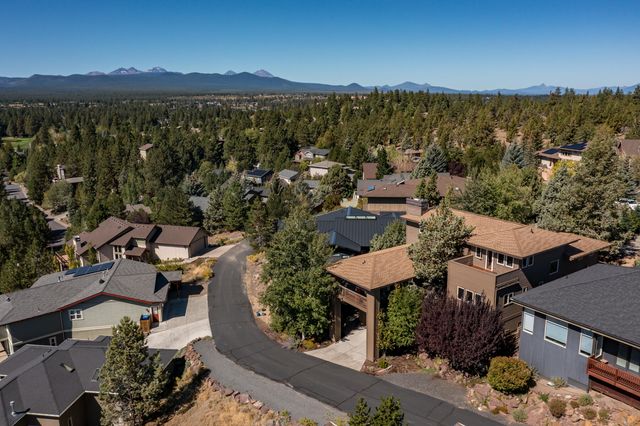 1829 SW Turnberry Place, Bend, OR 97702