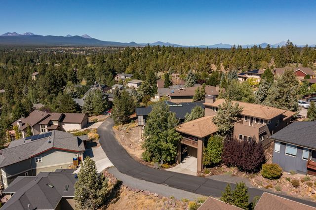 1829 SW Turnberry Place, Bend, OR 97702