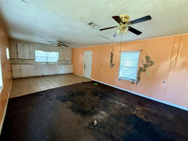 811 S Fenner Avenue, Cleveland, TX 77327