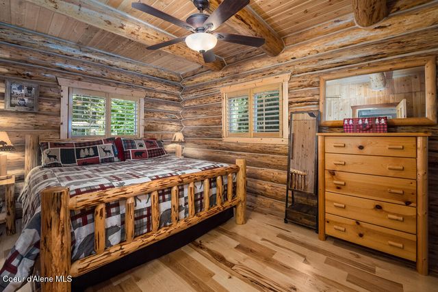28 Creekside LN, Hope, ID 83836