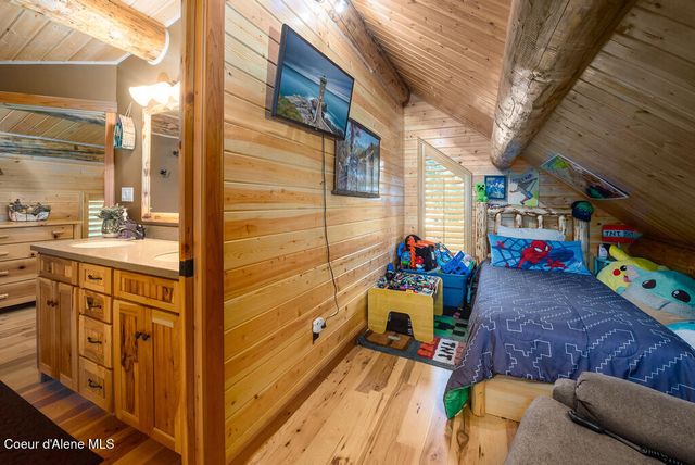 28 Creekside LN, Hope, ID 83836