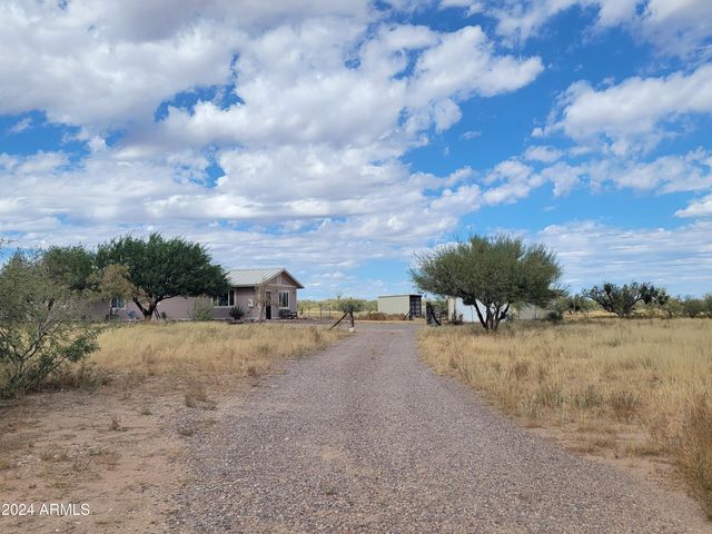8075 E Bloomfield Road, Hereford, AZ 85615