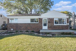 32419 Larkmoor Street, Saint Clair Shores, MI 48082