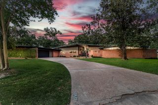 1240 Oakcrest Circle, Beaumont, TX 77706