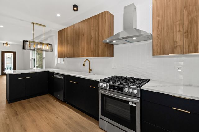 8114 S Paxton Avenue, Chicago, IL 60617