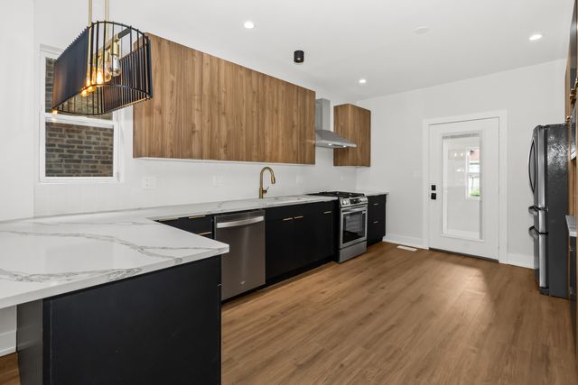 8114 S Paxton Avenue, Chicago, IL 60617