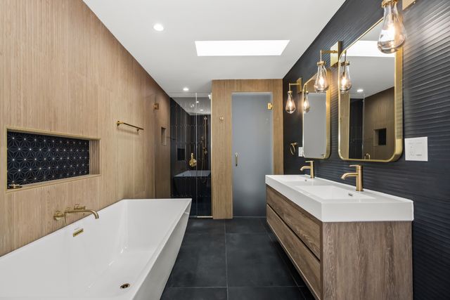 8114 S Paxton Avenue, Chicago, IL 60617