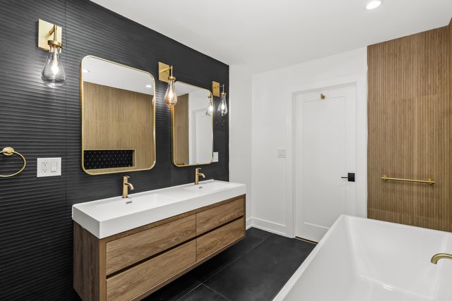 8114 S Paxton Avenue, Chicago, IL 60617