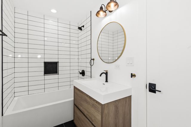 8114 S Paxton Avenue, Chicago, IL 60617