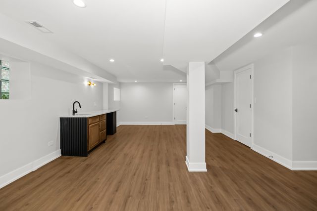 8114 S Paxton Avenue, Chicago, IL 60617