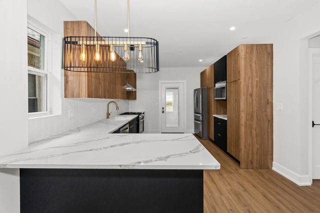 8114 S Paxton Avenue, Chicago, IL 60617