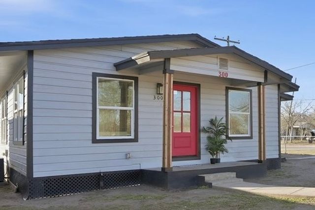 300 Nayer St, Alice, TX 78332