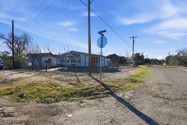 300 Nayer St, Alice, TX 78332