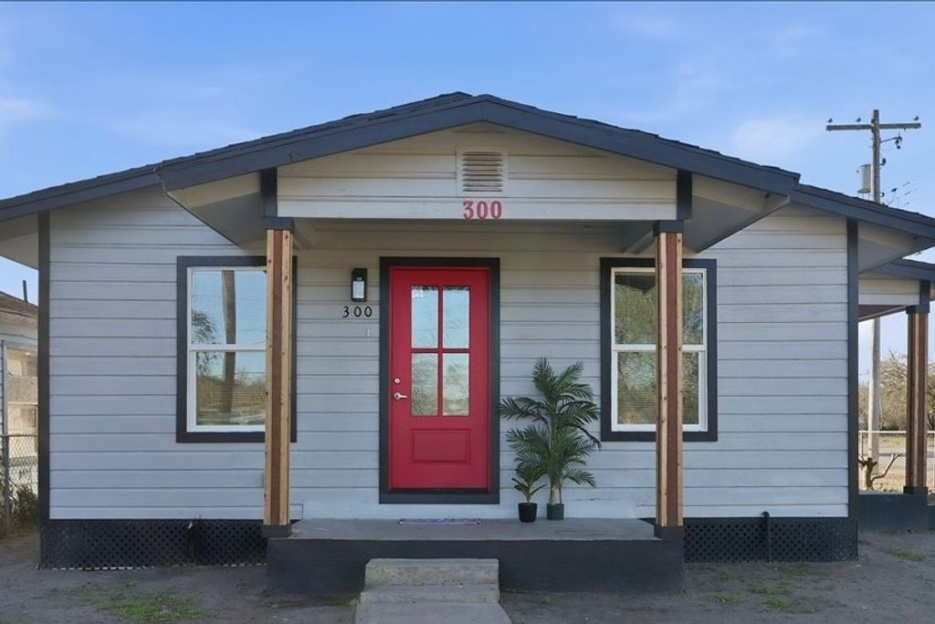 300 Nayer St, Alice, TX 78332