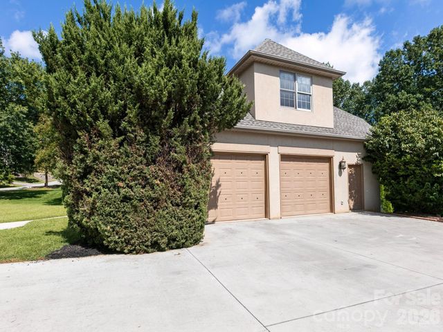 7 Round Robin Lane, Mills River, NC 28759