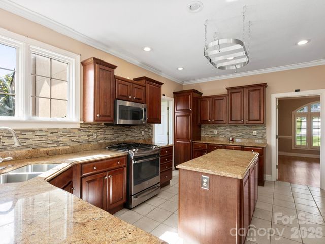 7 Round Robin Lane, Mills River, NC 28759