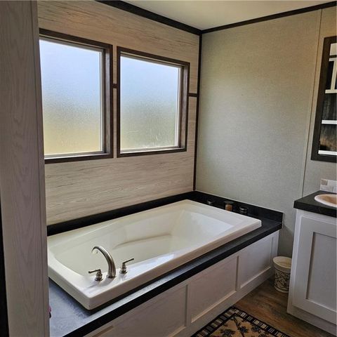 295 Griffith Dr, Rockport, TX 78382