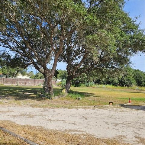295 Griffith Dr, Rockport, TX 78382
