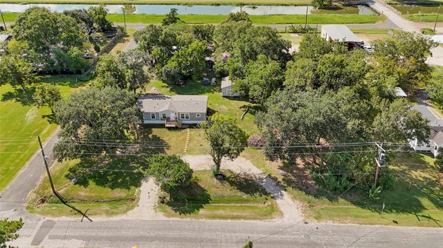 718 Main Street, Anahuac, TX 77514