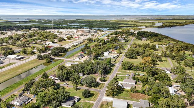 718 Main Street, Anahuac, TX 77514