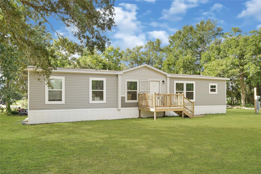 718 Main Street, Anahuac, TX 77514