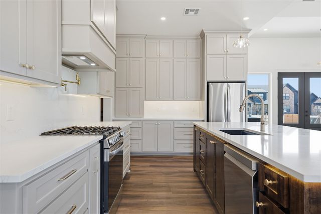 16 Pareya Circle, West, TX 76691